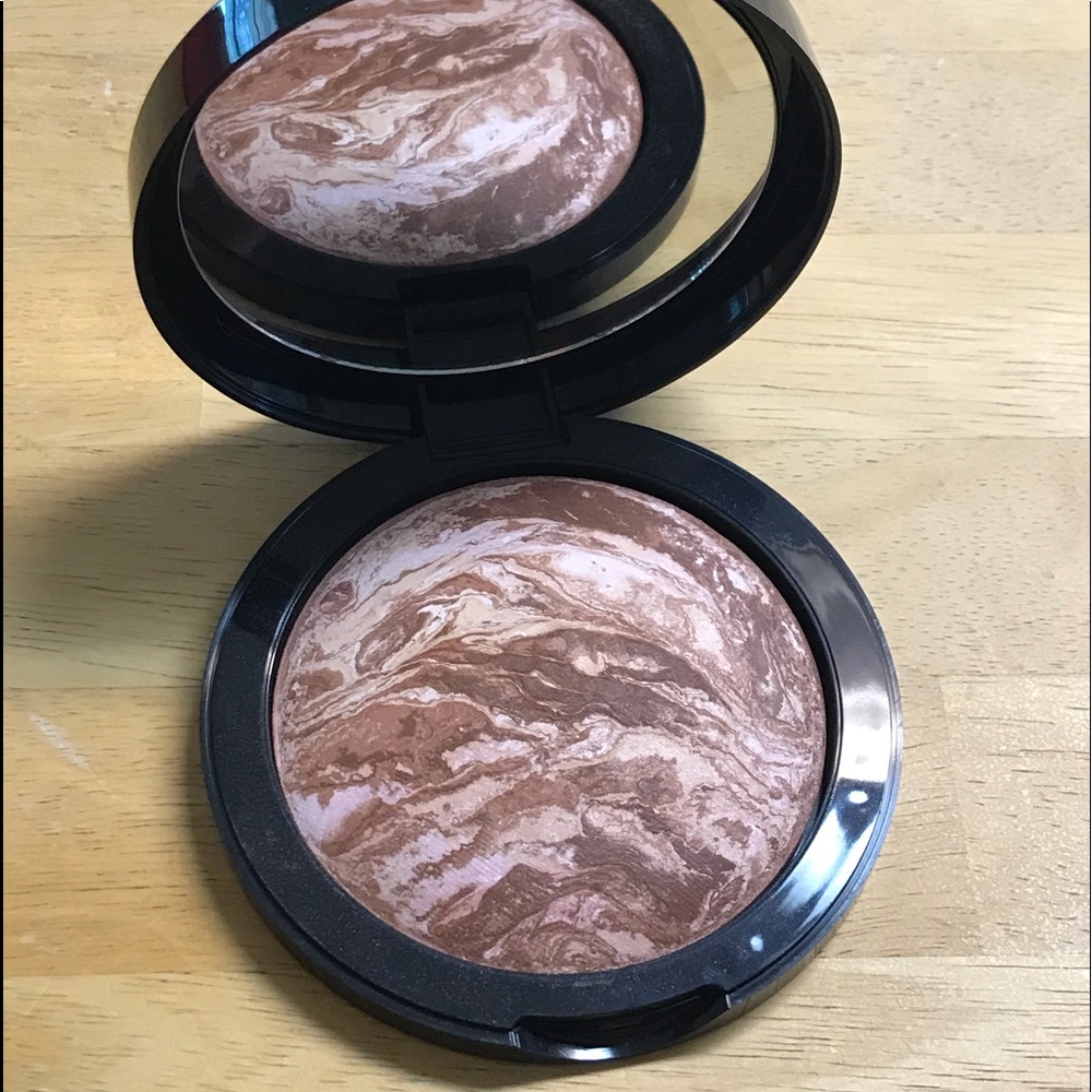 Laura Geller bronze-n-brighten baked bronzer